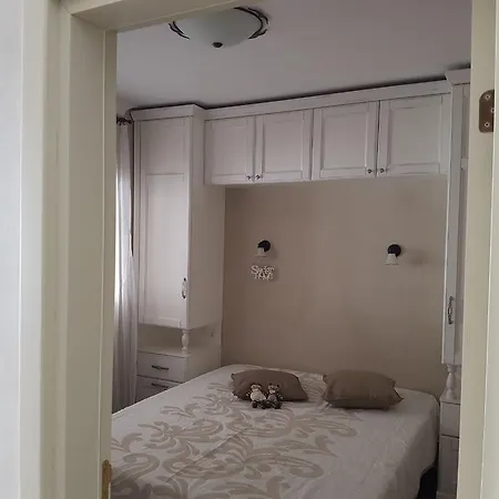 Cameo Apartment *